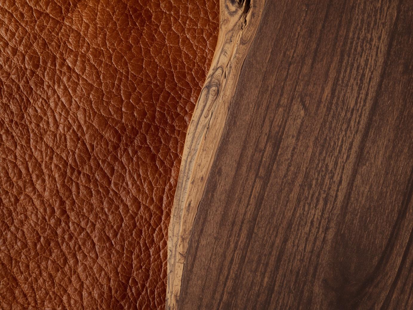 H&igrave;nh 3_ The Tactile Story (Lời kể của chất liệu)__Visual_ Cận cảnh (Macro) một g&oacute;c của chiếc sofa da b&ograve; v&agrave; chiếc b&agrave;n tr&agrave; mặt gỗ &Oacute;c ch&oacute;. Bề mặt da b&ograve; c&oacute; những nếp nhăn v&agrave; độ b&oacute;n (5)