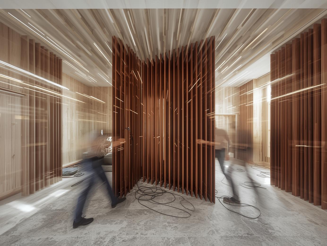 H&igrave;nh 4_ The Time Capsule (Bắt trọn khoảnh khắc Timelapse)__Visual_ Hiệu ứng phơi s&aacute;ng d&agrave;i (Long Exposure). Một căn ph&ograve;ng đang lột x&aacute;c. Những dải &aacute;nh s&aacute;ng của c&ocirc;ng nh&acirc;n di chuyể (1)